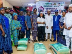 Ayobo-Ipaja LCDA Distributes Fertilisers to Farmers