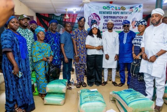 Ayobo-Ipaja LCDA Distributes Fertilisers to Farmers